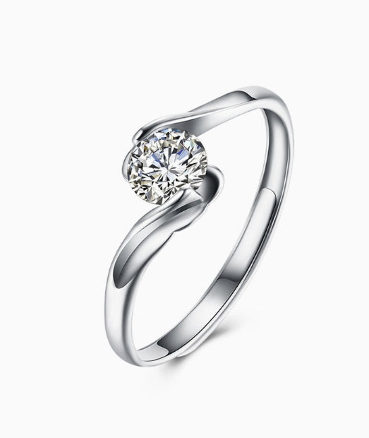 Anillo de plata con brillante redondo en engaste curvo