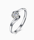 Anillo de plata con brillante redondo en engaste curvo