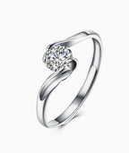 Anillo de plata con brillante redondo en engaste curvo