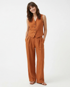 Conjunto de lino naranja: chaleco de botones y pantalón recto de tiro alto.