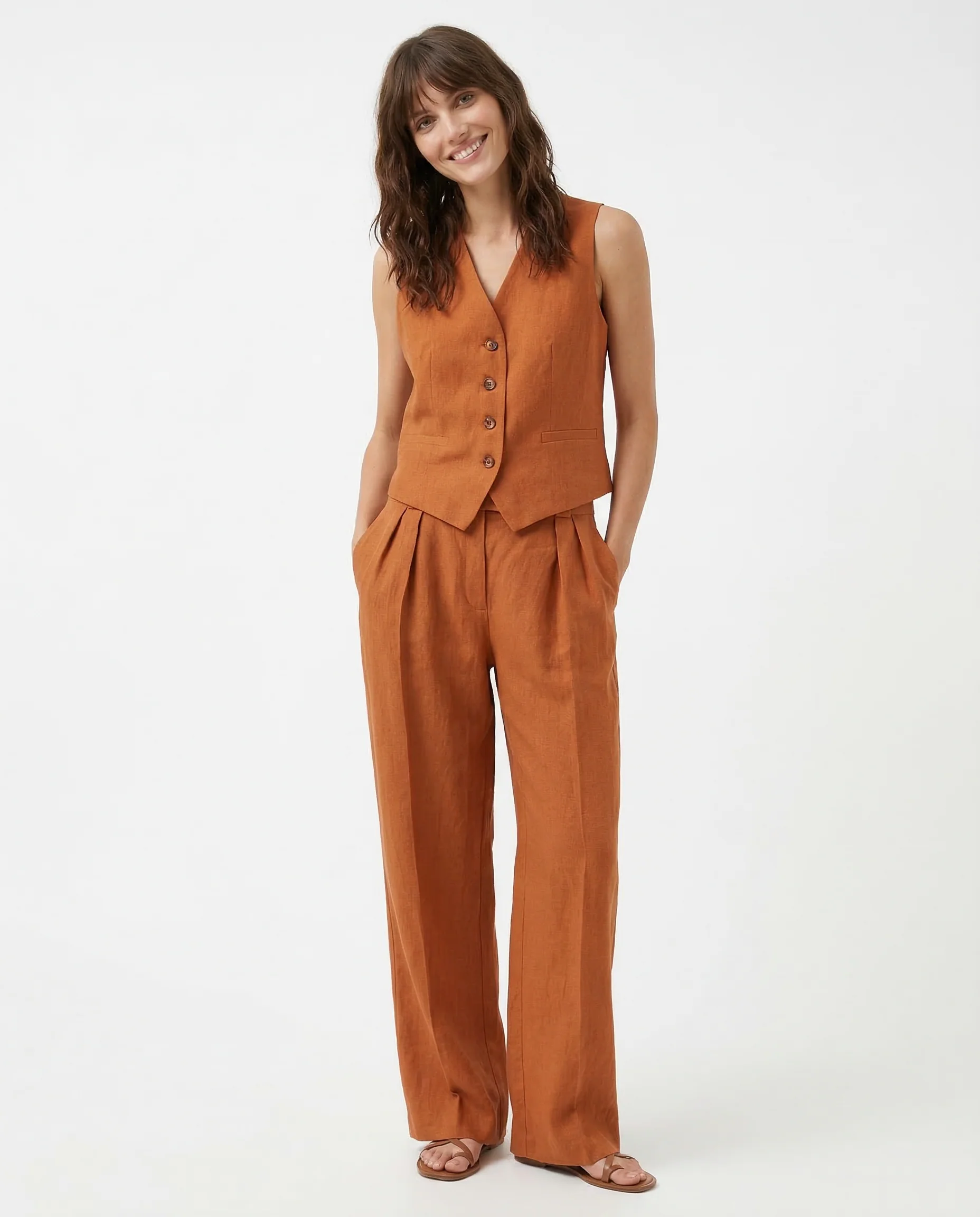 Conjunto de lino naranja: chaleco de botones y pantalón recto de tiro alto.
