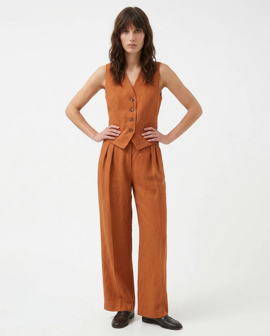 Conjunto de lino naranja: chaleco abotonado y pantalón de pierna ancha.