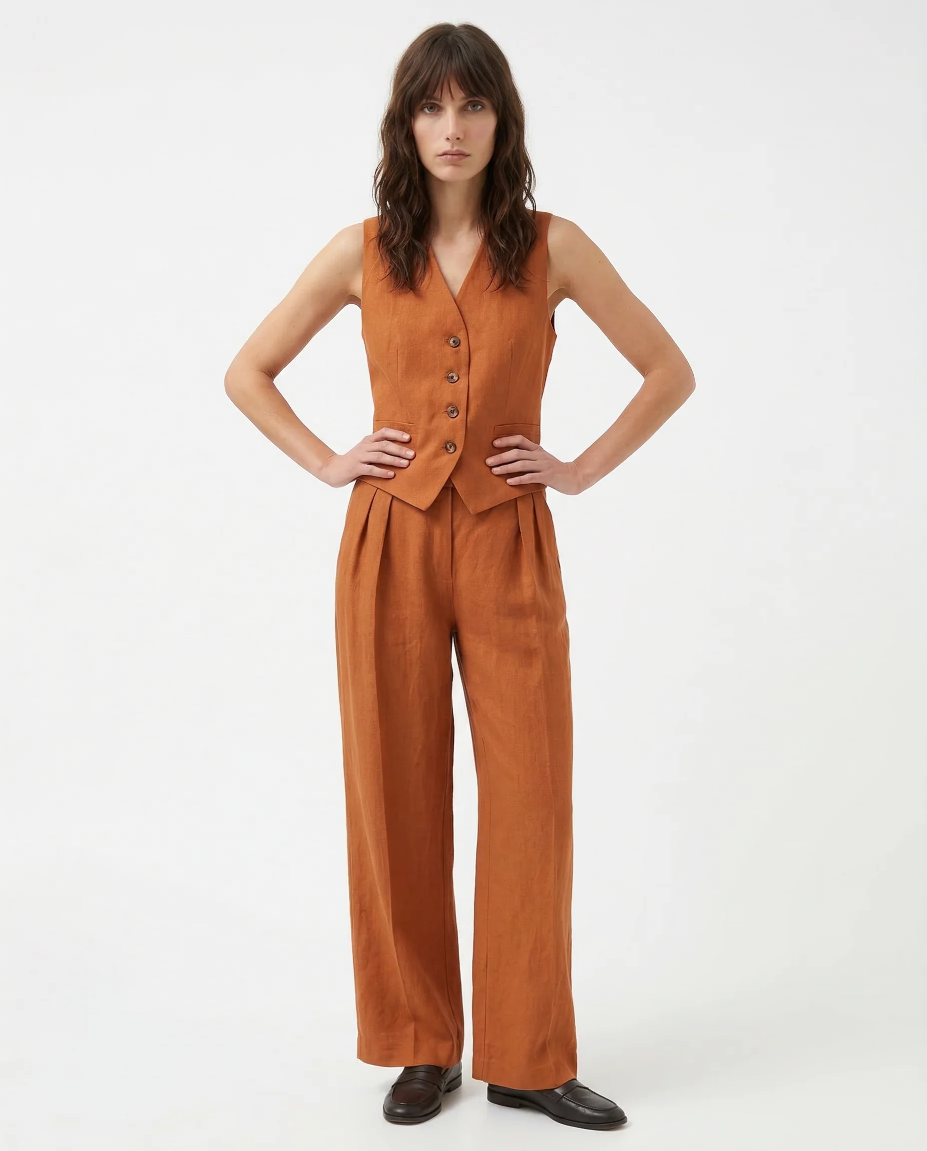 Conjunto de lino naranja: chaleco abotonado y pantalón de pierna ancha.