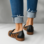 Mocasines de ante negros con detalles de leopardo en la pala y suela de madera.