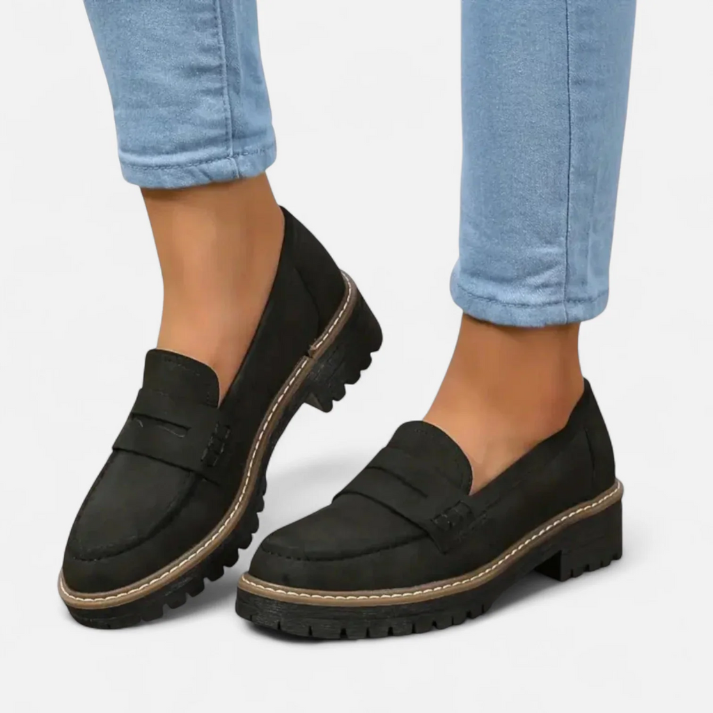 Mocasines Soft negros de ante con suela dentada y ribete claro