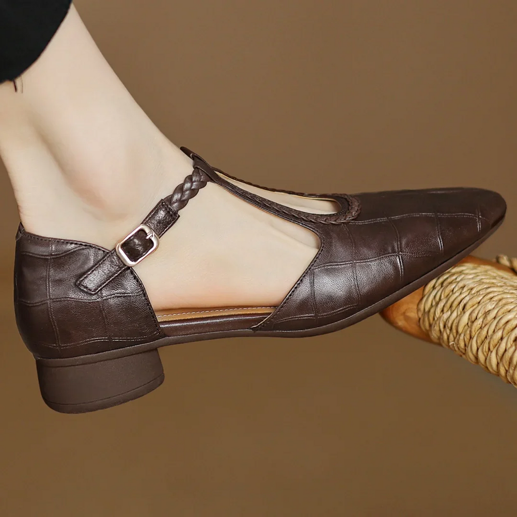Zapato marrón de tacón bajo con correa cruzada trenzada y hebilla metálica