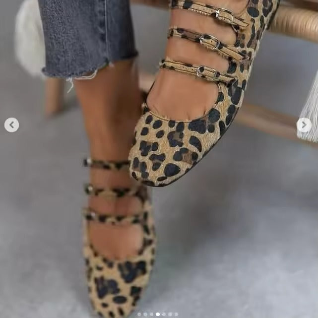 Bailarinas de leopardo con tiras cruzadas y hebillas