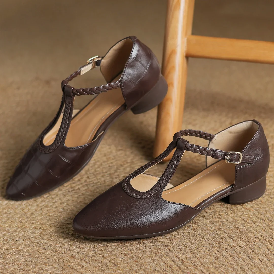 Zapatos de tacón bajo marrones con correa trenzada y hebilla metálica, punta cerrada