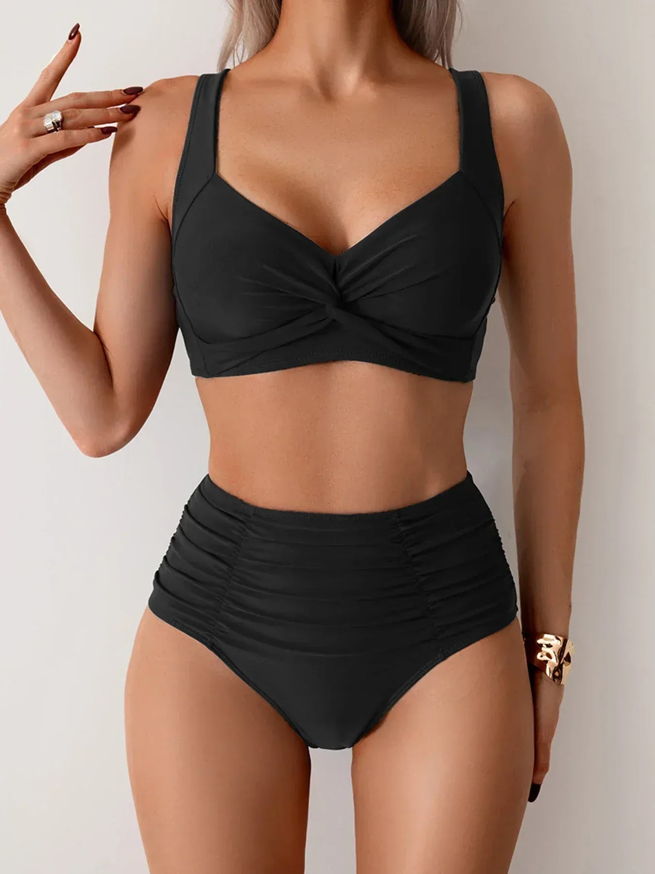 Bikini moldeador de cintura alta negro, sujetador con nudo y braguita fruncida de tiro alto