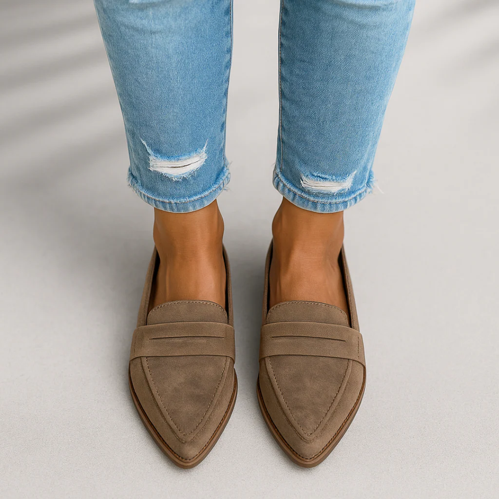 Mocasines de ante color camel con tira doble al empeine y suela marrón, vista frontal.