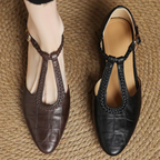 Par de zapatos: marrón y negro, tacón bajo, correas trenzadas con hebilla en el empeine