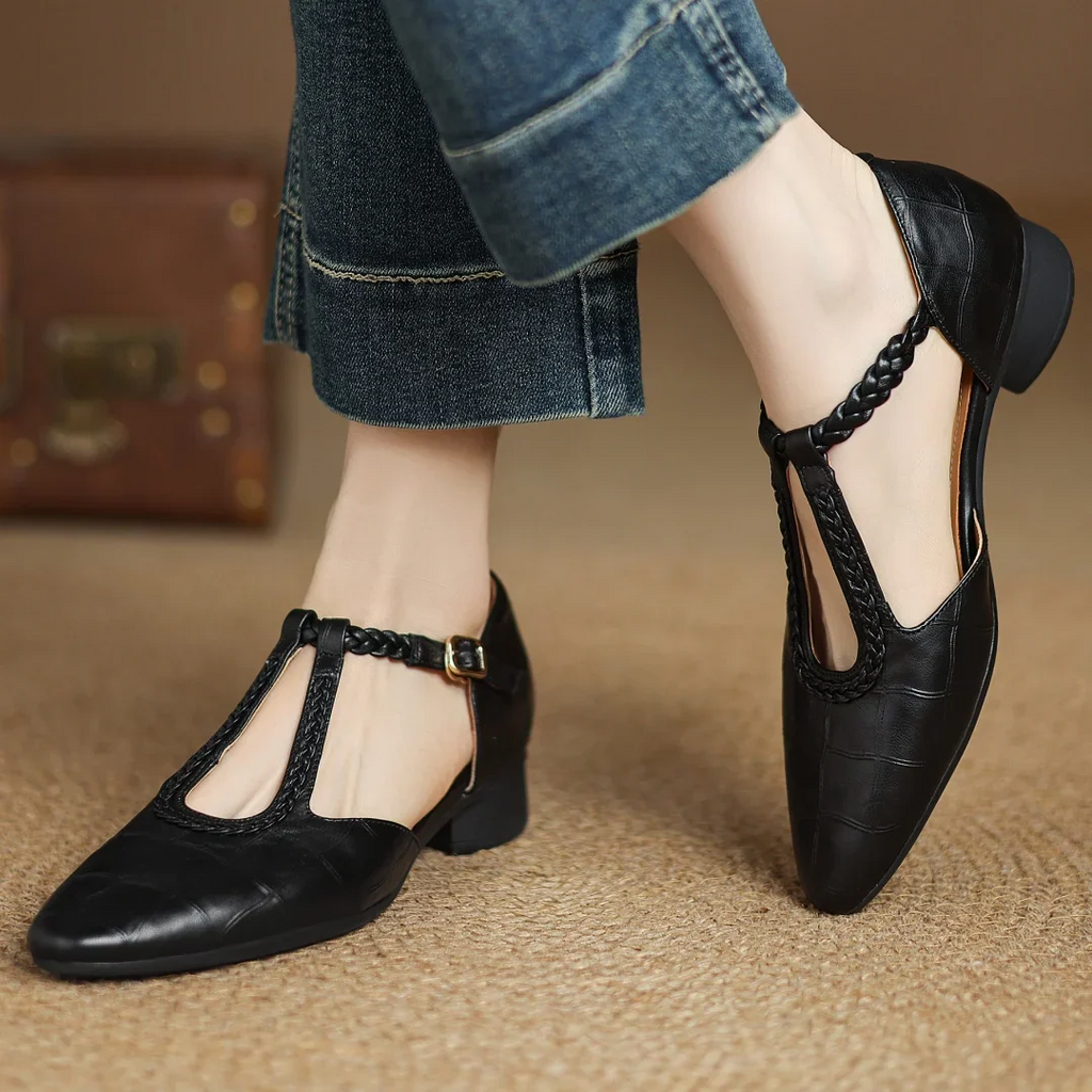 Zapatos negros de tacón bajo con correa trenzada y hebilla, puntera cerrada