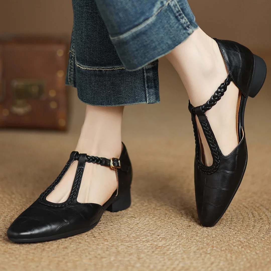Zapatos negros de tacón bajo con correa trenzada y hebilla, puntera cerrada