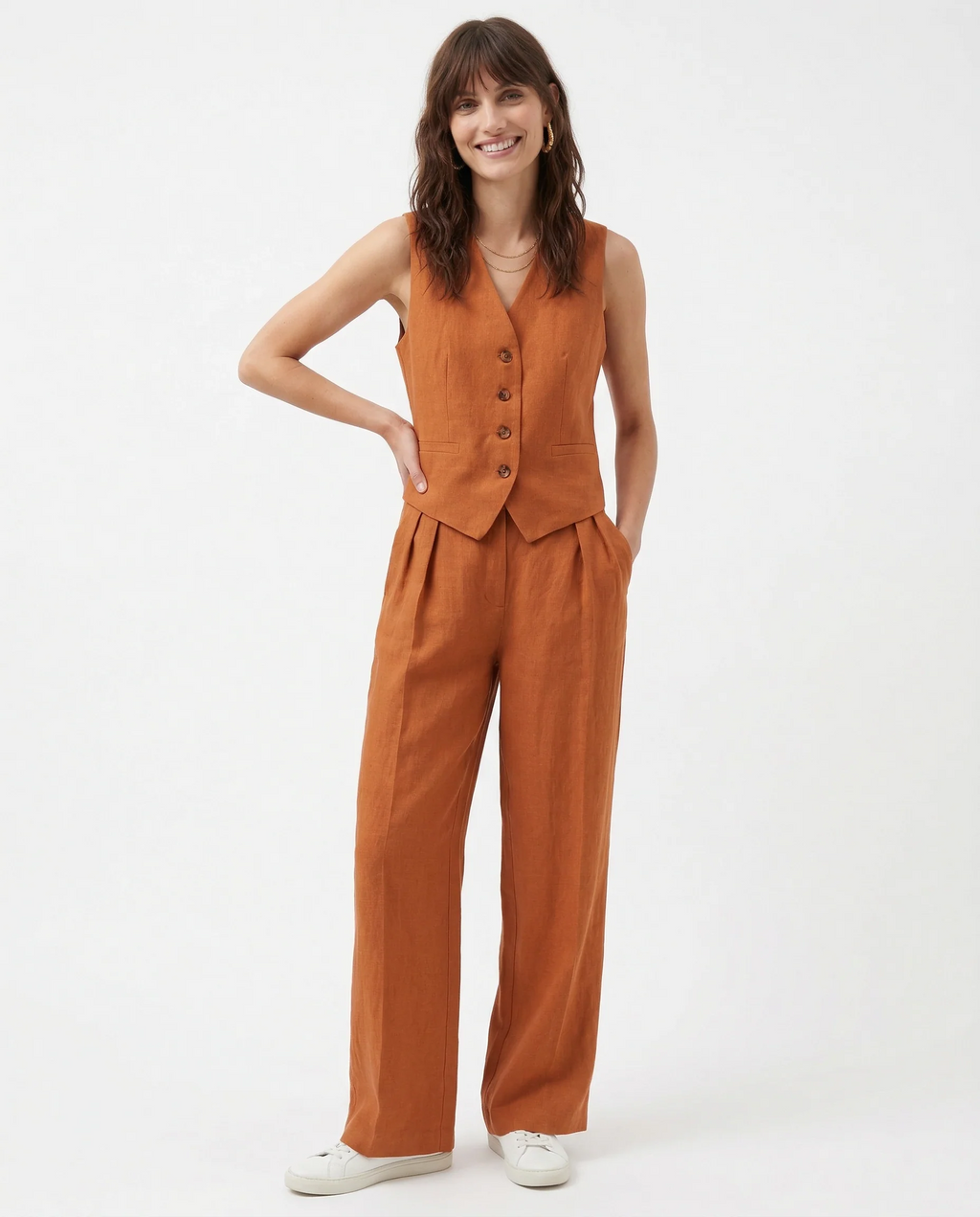 Conjunto de lino naranja con chaleco sin mangas de escote en V y pantalón ancho.