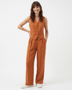 Conjunto de lino naranja con chaleco sin mangas de escote en V y pantalón ancho.