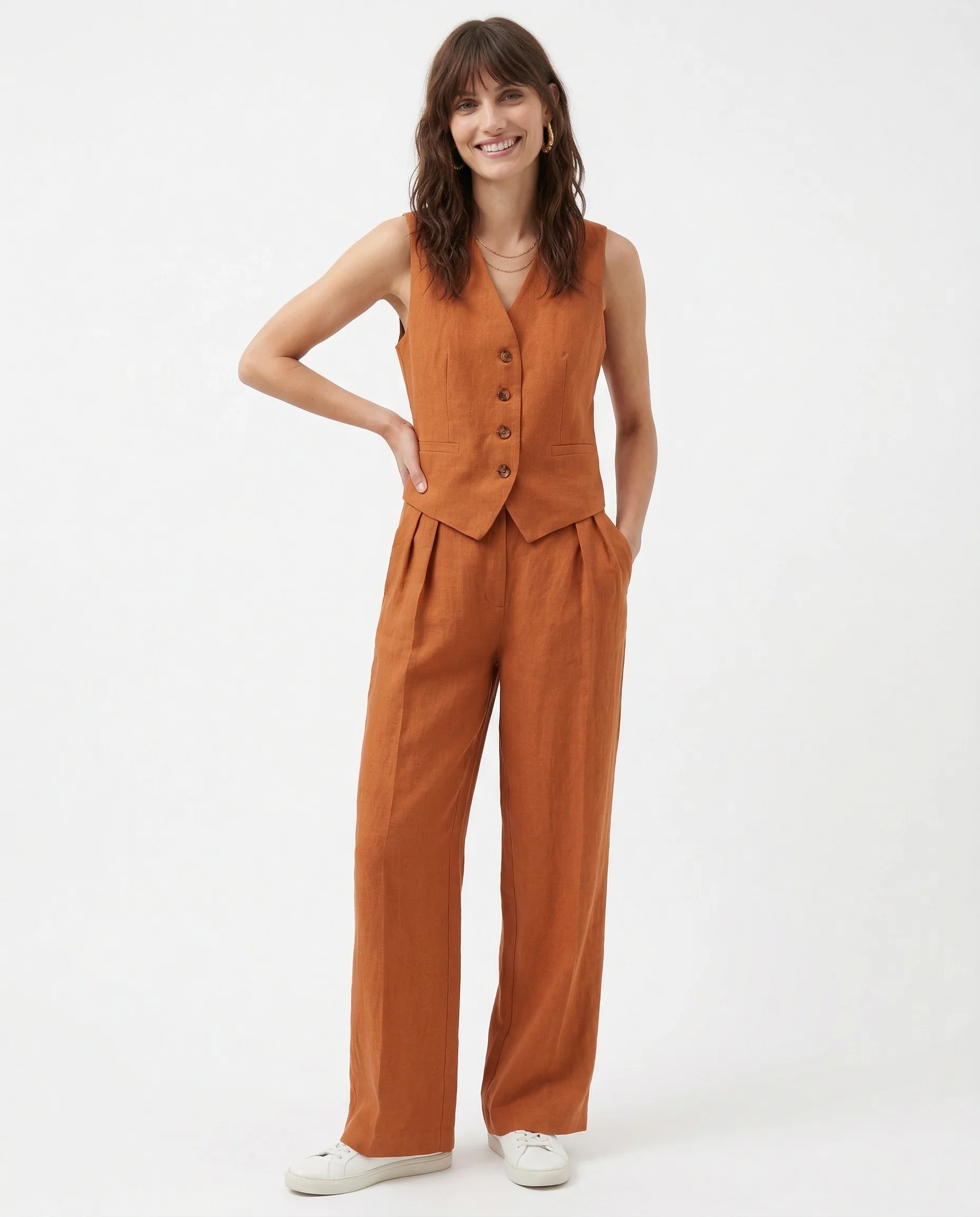 Conjunto de lino naranja con chaleco sin mangas de escote en V y pantalón ancho.