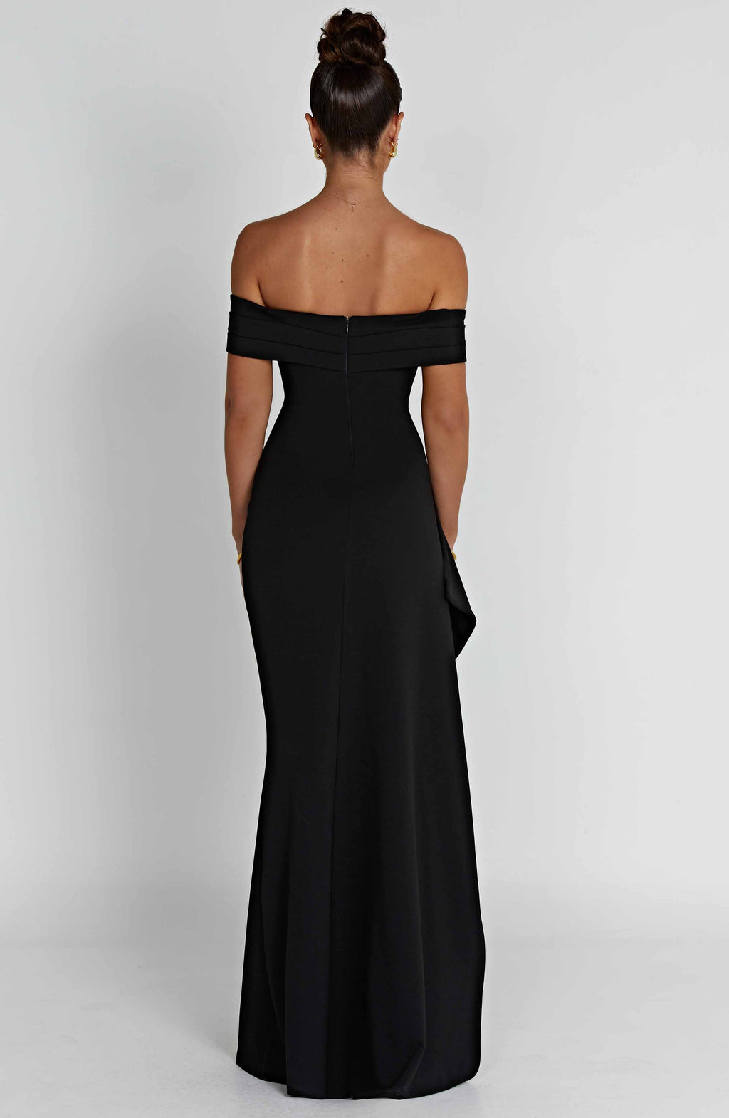 Vestido largo negro off-shoulder con espalda descubierta y caída recta con panel lateral