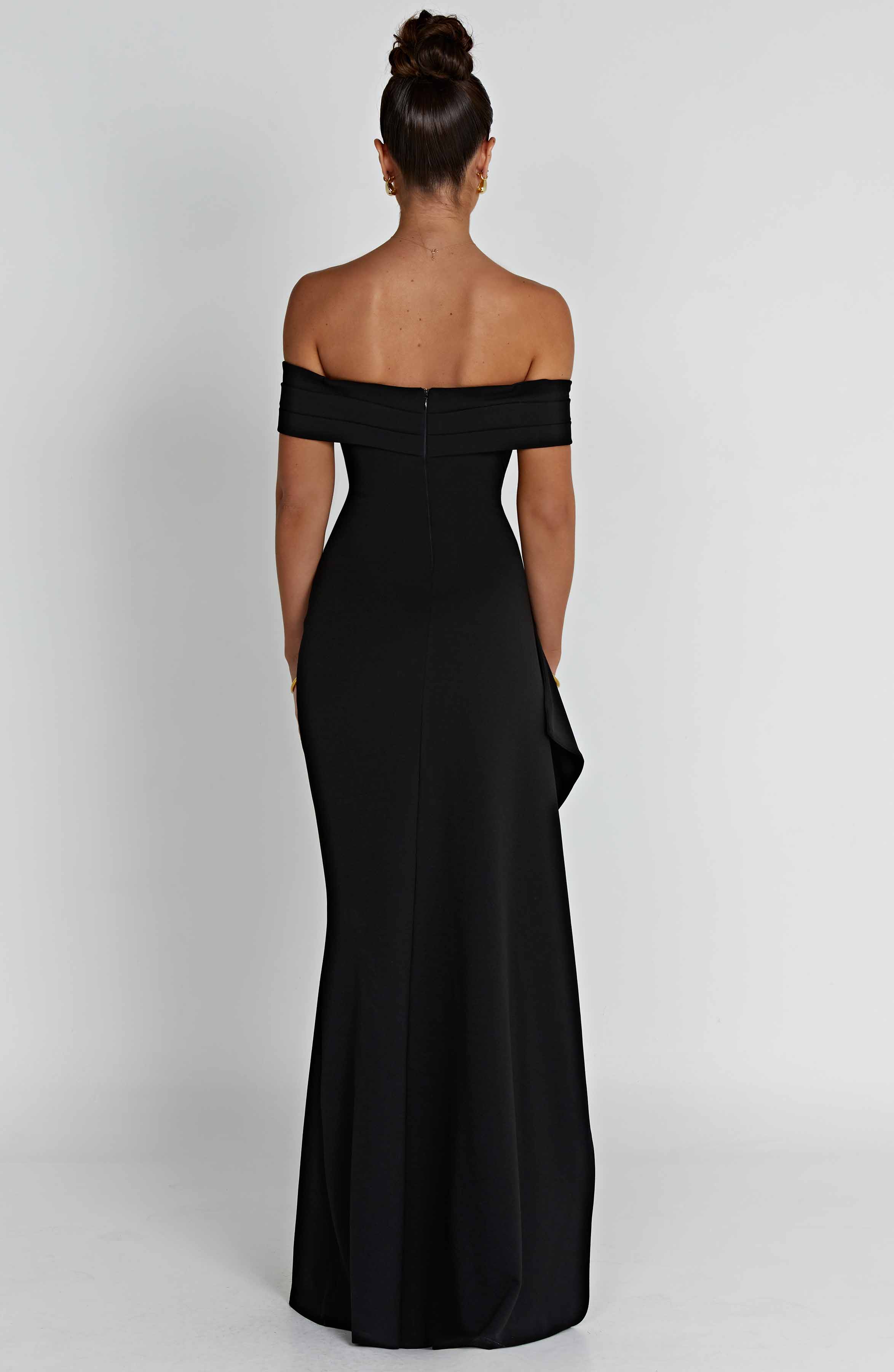 Vestido largo negro off-shoulder con espalda descubierta y caída recta con panel lateral