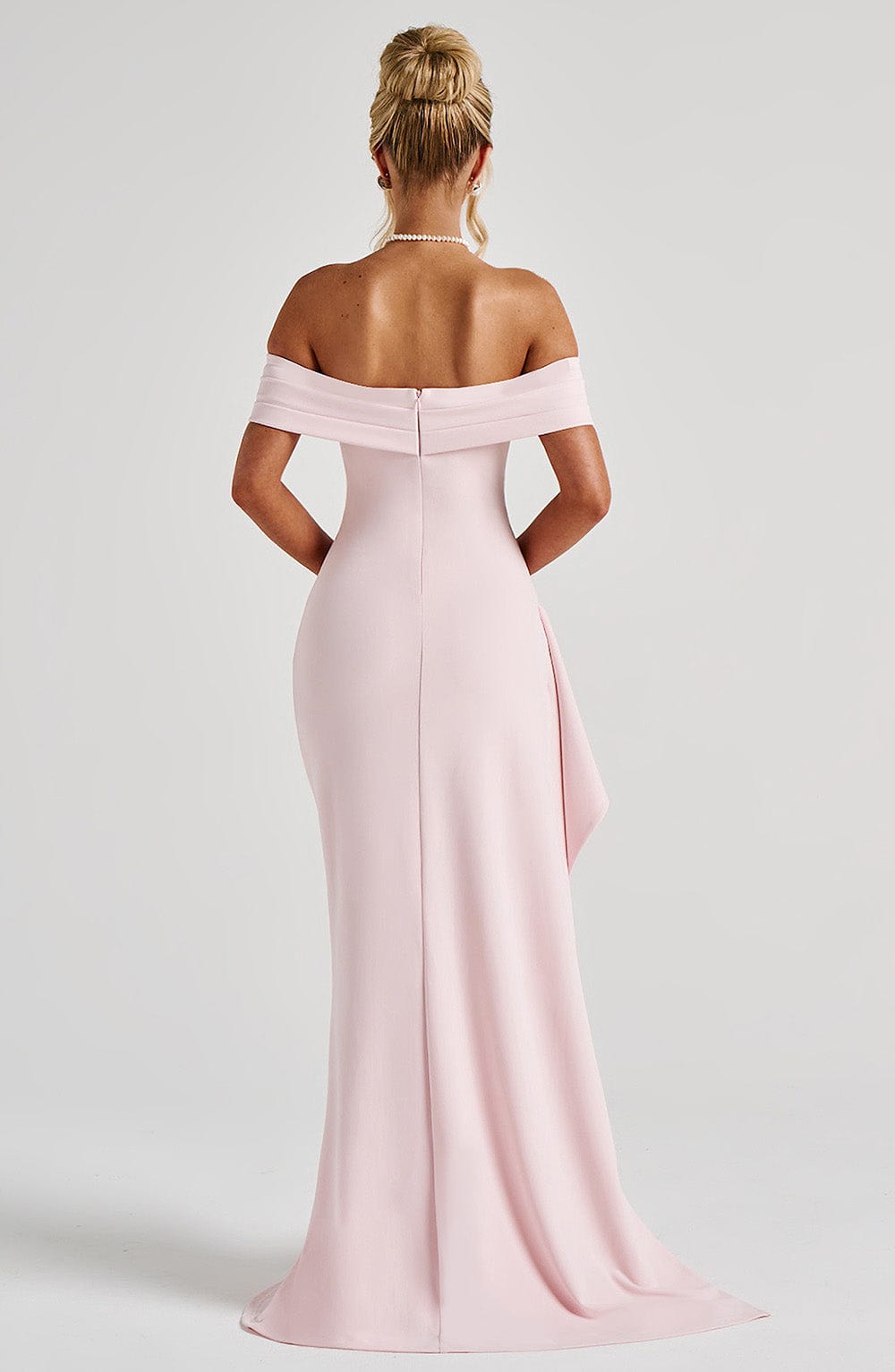 Vestido rosa largo con hombros descubiertos, espalda al descubierto y falda abierta