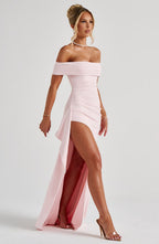Vestido rosa largo off-shoulder con abertura alta y cola de tela drapeada
