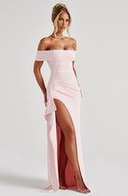 Vestido largo rosa con hombros descubiertos, falda recta y abertura lateral