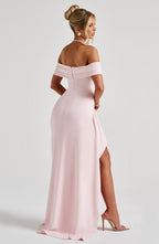 Vestido rosa largo off-shoulder con espalda descubierta y abertura en la pierna