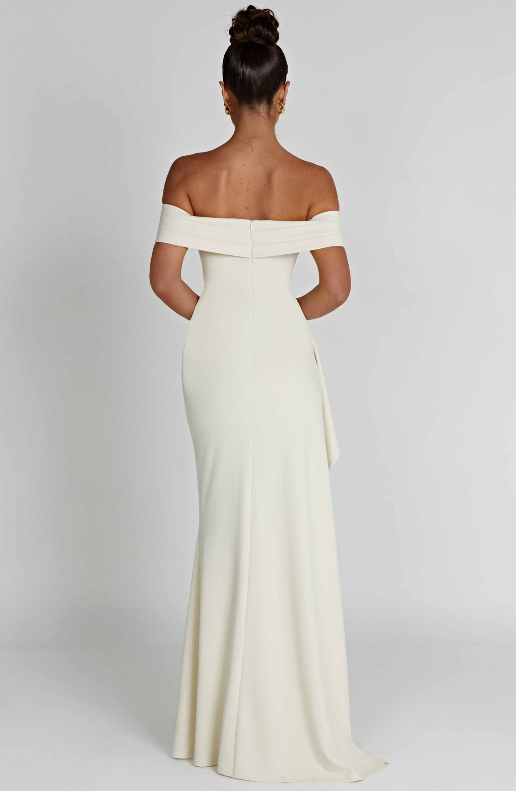 Vestido largo blanco con escote off-shoulder y caída trasera con drapeado