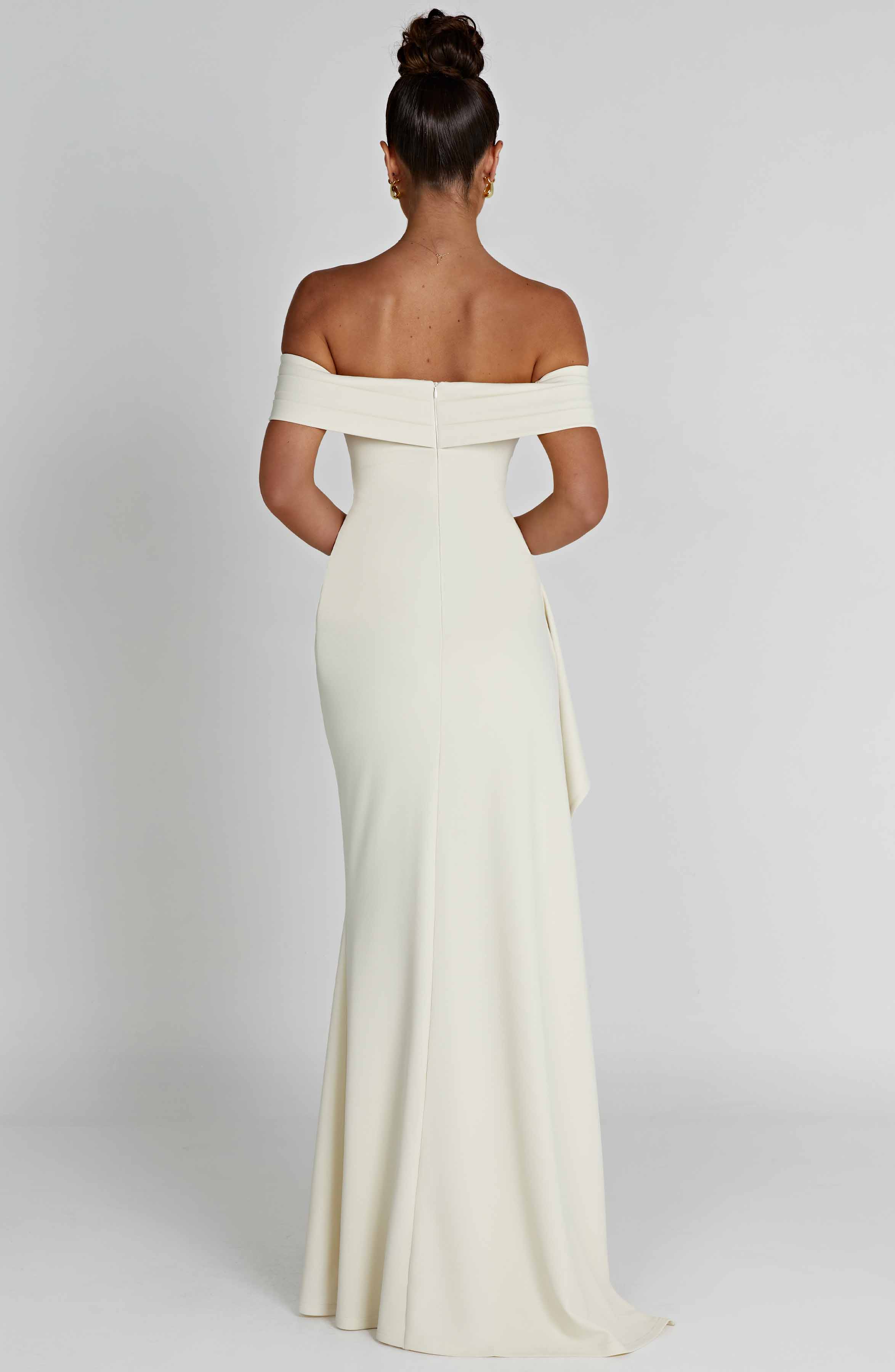 Vestido largo blanco con escote off-shoulder y caída trasera con drapeado