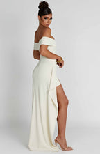 Vestido largo blanco con escote off-shoulder y abertura lateral en la pierna