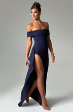 Vestido largo azul marino off-shoulder con abertura lateral y panel drapeado en la falda