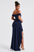 Vestido largo azul marino off-shoulder con abertura lateral y panel drapeado en un lado