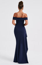 Vestido largo azul marino off-shoulder, vista trasera con escote descuberto y falda lisa