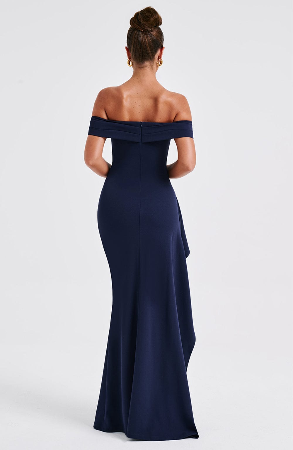 Vestido largo azul marino off-shoulder, vista trasera con escote descuberto y falda lisa