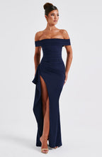 Vestido largo azul marino off-shoulder con abertura en pierna y falda con caída asimétrica