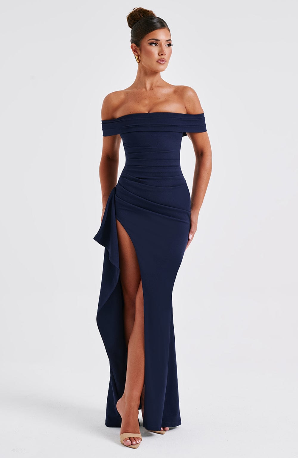 Vestido largo azul marino off-shoulder con abertura en pierna y falda con caída asimétrica