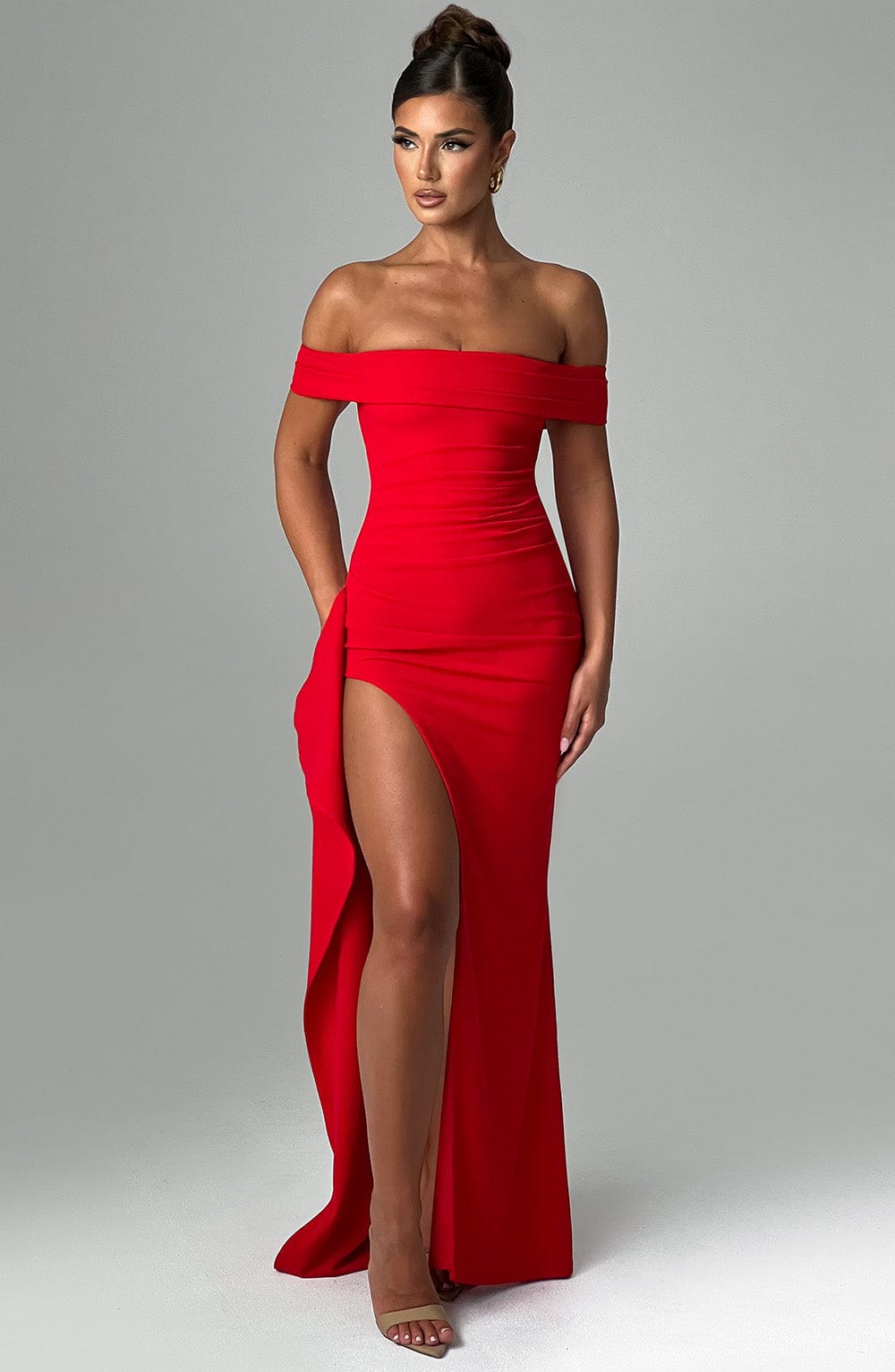 Vestido largo rojo con hombros descubiertos, fruncidos y abertura alta en la pierna