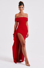 Vestido largo rojo sin tirantes, hombros descubiertos y abertura lateral con falda con caída