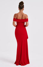 Vestido largo rojo off-shoulder con espalda descubierta y caída fluida con abertura inferior