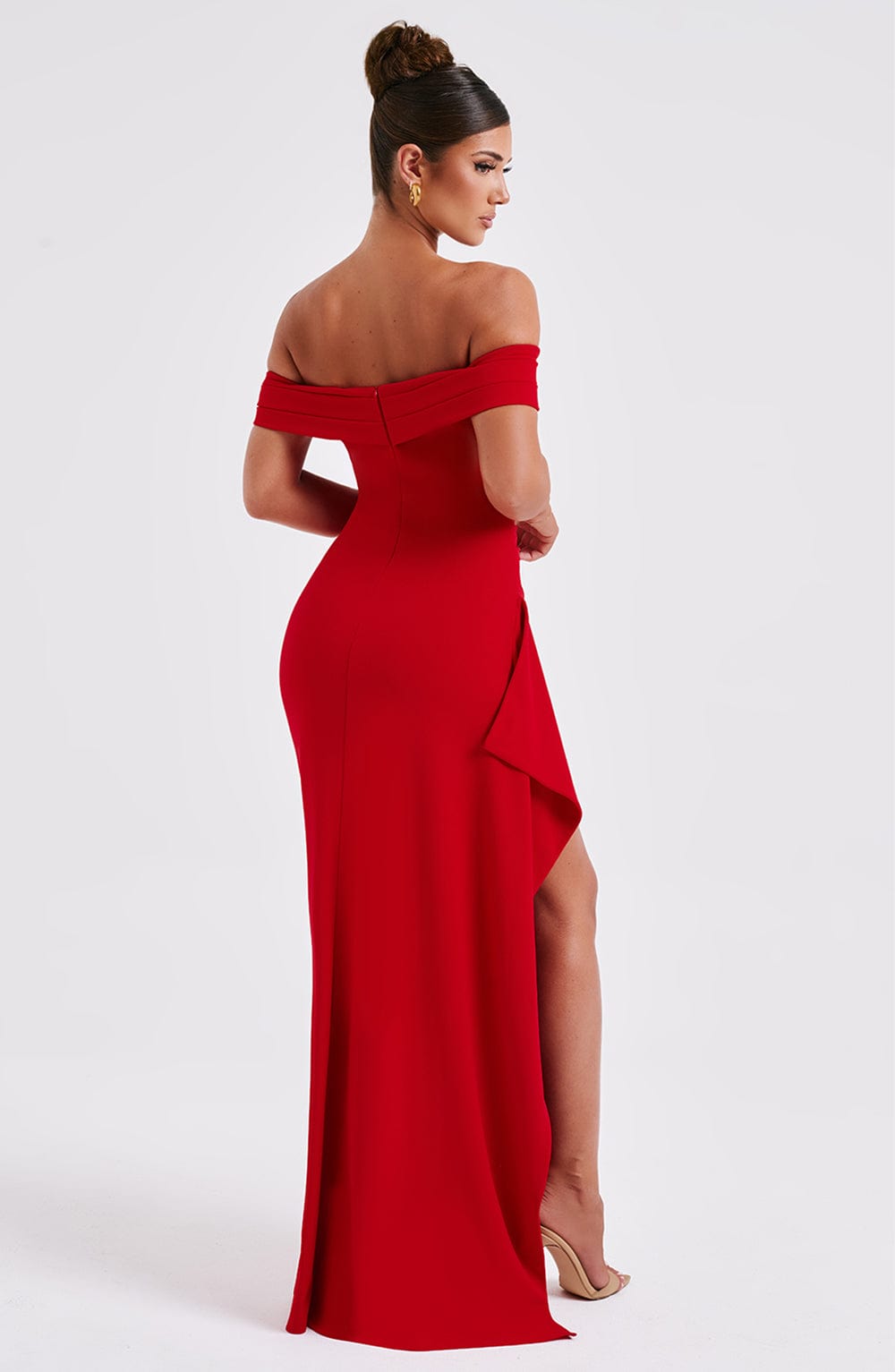 Vestido largo rojo con escote off-shoulder y abertura lateral, falda con panel drapeado