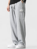 Pantalón cargo gris jaspeado, fit holgado, bolsillo tipo cargo en la pierna