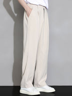Pantalón recto relajado beige claro con cintura y bolsillos laterales; pernera amplia.