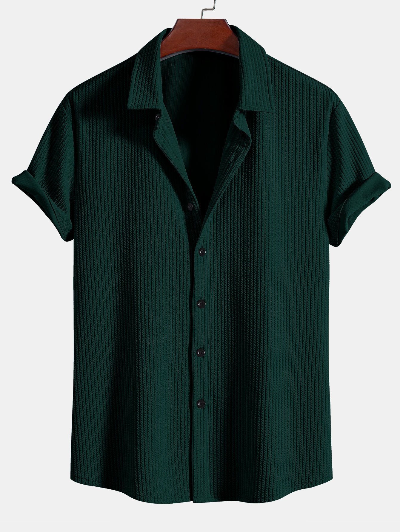 Camisa Milano de manga corta verde oscuro, cuello camisero y botones frontales.