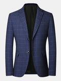 Blazer azul marino con cuadros sutiles, solapas y cierre de botones metálicos