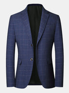 Blazer azul marino con cuadros sutiles, solapas y cierre de botones metálicos