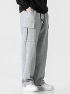 Pantalón cargo gris jaspeado con bolsillos laterales y dobladillo ancho