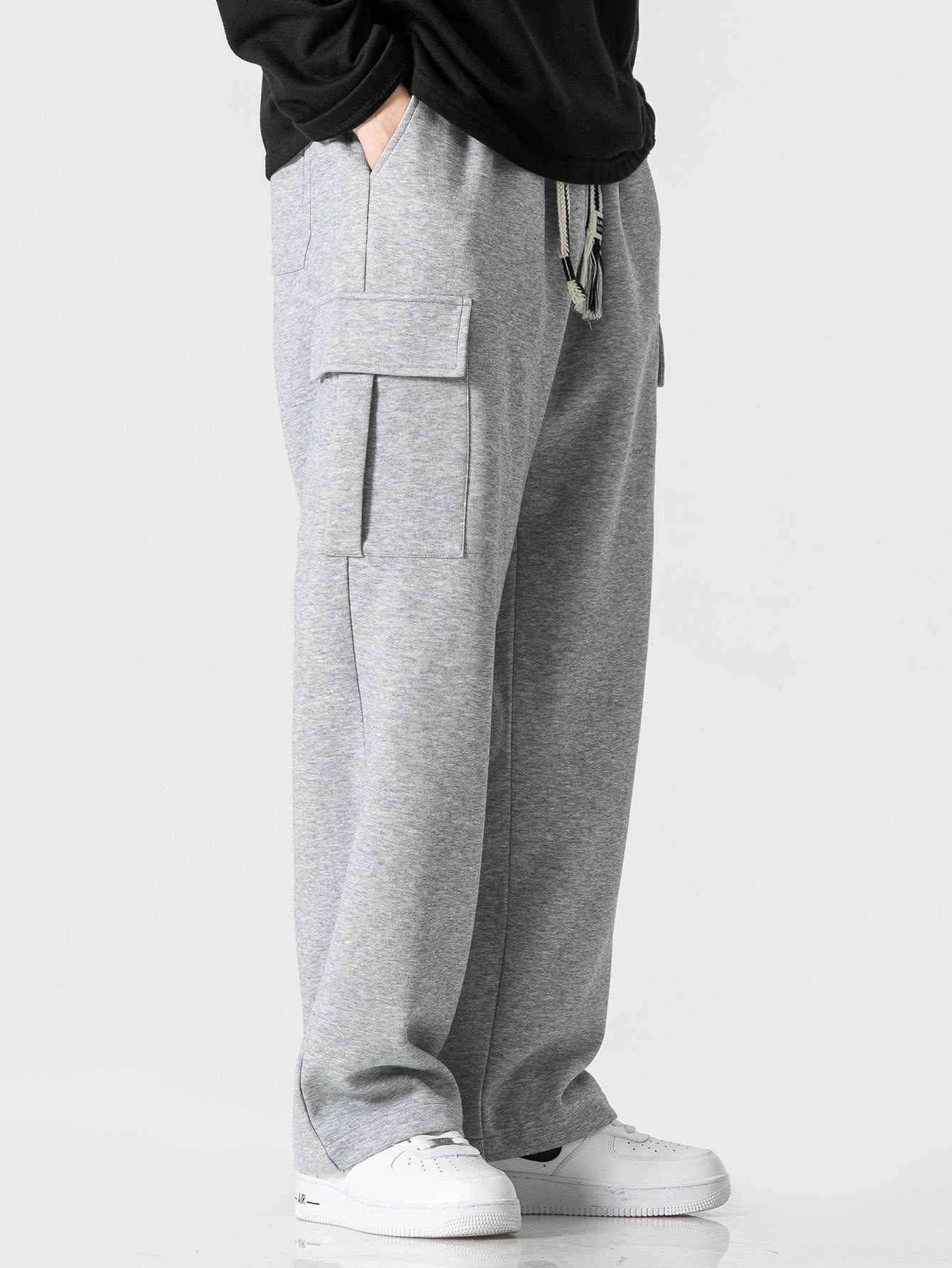 Pantalón cargo gris jaspeado con bolsillos laterales y dobladillo ancho