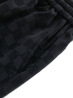 Tela texturizada del pantalón, patrón cuadriculado en tono negro