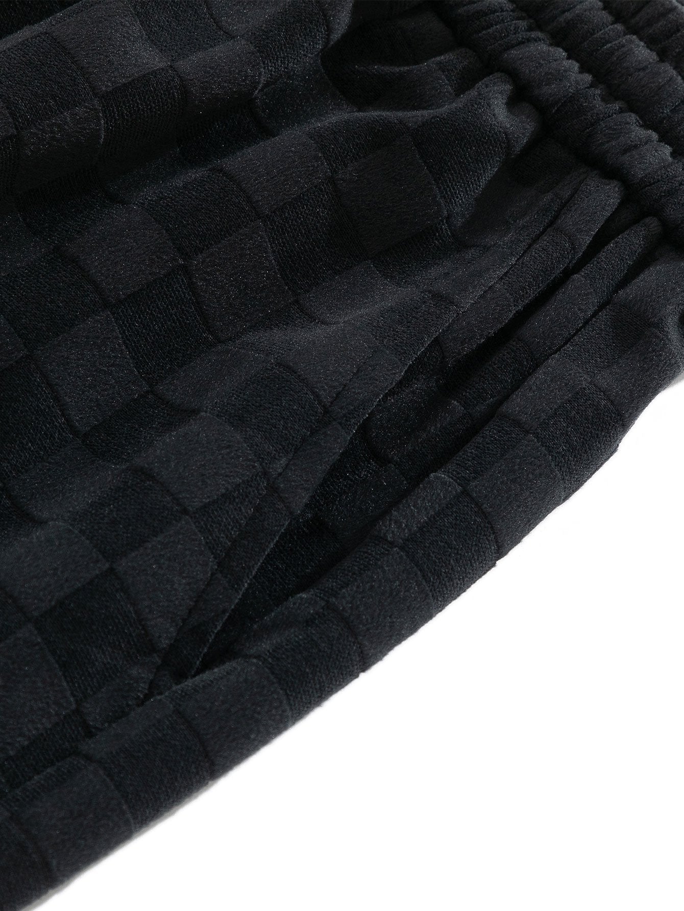 Tela texturizada del pantalón, patrón cuadriculado en tono negro