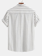 Camisa blanca con rayas verticales, vista trasera, manga corta.