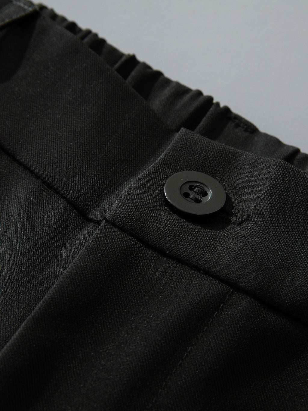Pantalón recto relax negro: botón y costura en la zona de la cintura
